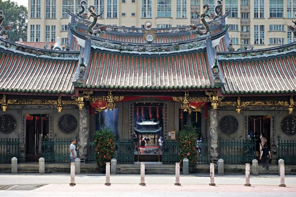 Thian Hock Keng Temple entrance with ornate dragon roof.